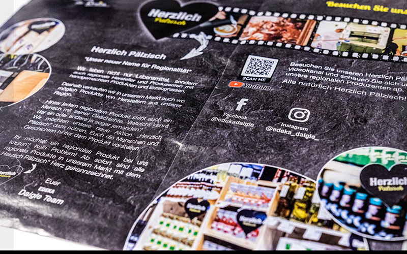 Gedruckte Werbemittel mit Fotografien und markanter Typografie
