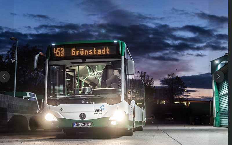 Linienbus in der Abenddämmerung als Beispiel für Werbefotografie